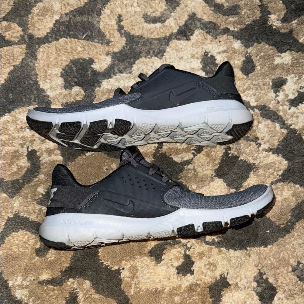Nike Men's Black and Gray Flex RN Trainer Sneakers
